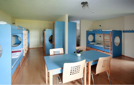 8-Bettzimmer-Bayern-Haus-1-min