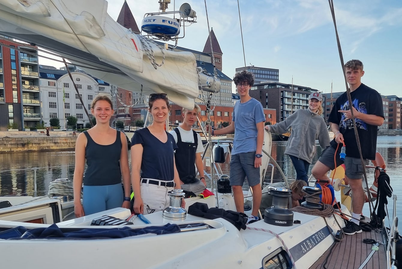ausbildungstoern junge leute-albatros-yachtsegeln-crew-spaß-min