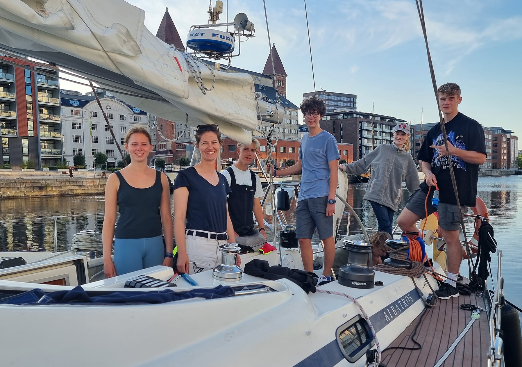 ausbildungstoern junge leute-albatros-yachtsegeln-crew-spaß