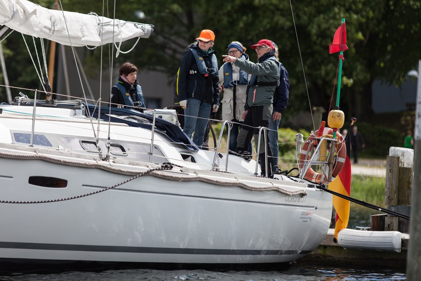 crewtraining frauen-yacht-einfuehrung-steg-hafen-min