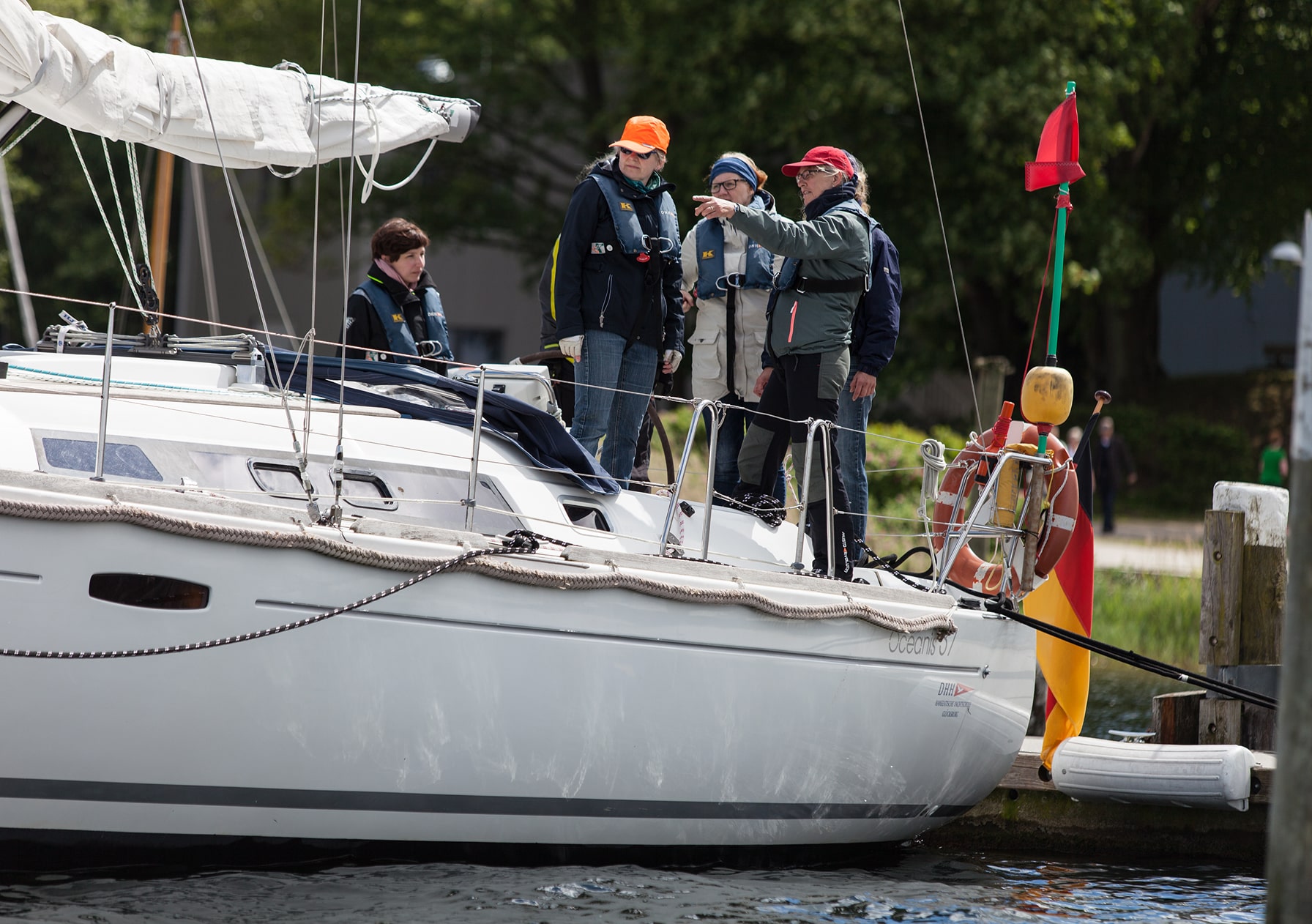 crewtraining frauen-yacht-einfuehrung-steg-hafen
