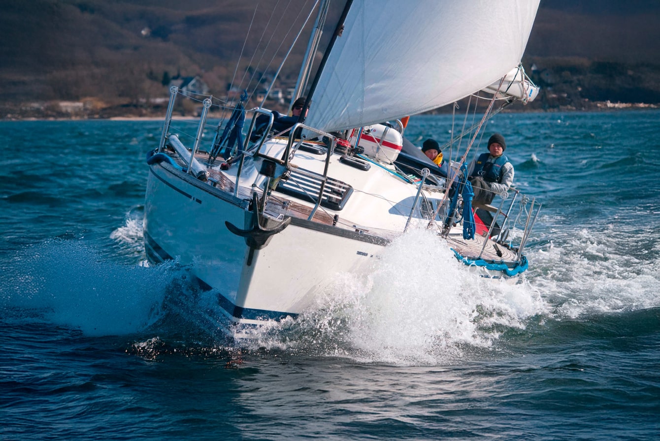skippertrainbingstoern-welle-yachtsegeln-krängung-ostsee-praktische seemannschaft-min