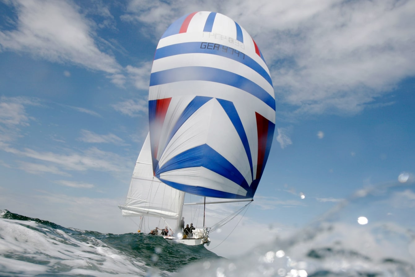 spinnaker-welle-hochseeyacht-dynamisches segeln-min